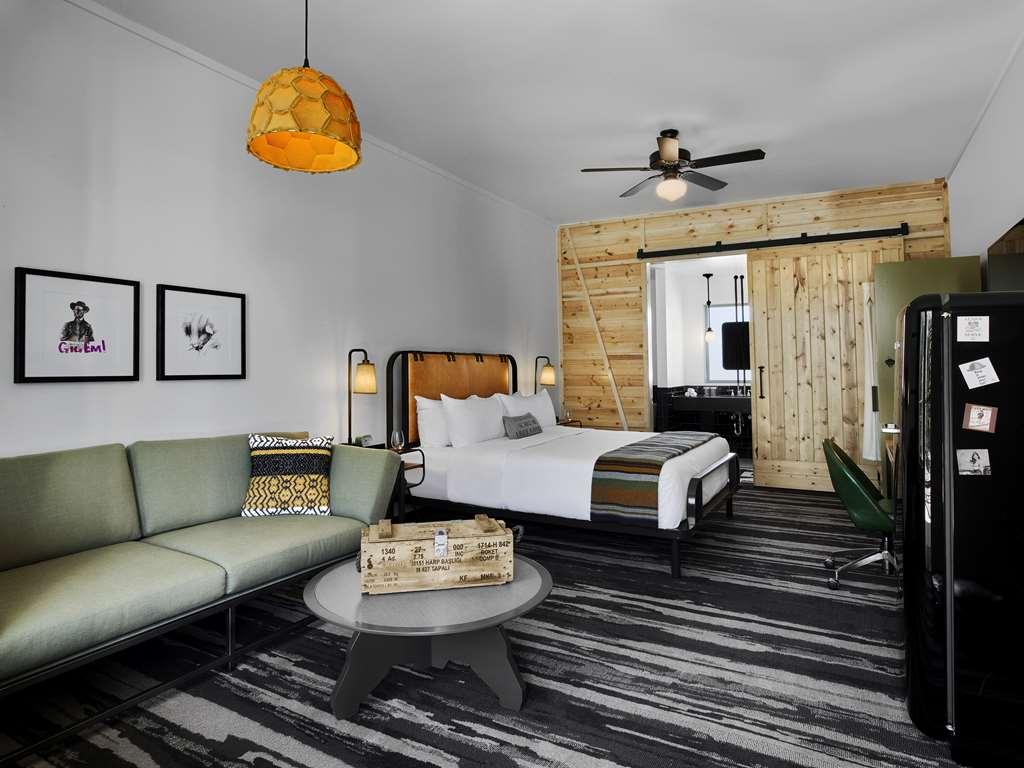 Cavalry Court, By Valencia Hotel Collection College Station Szoba fotó
